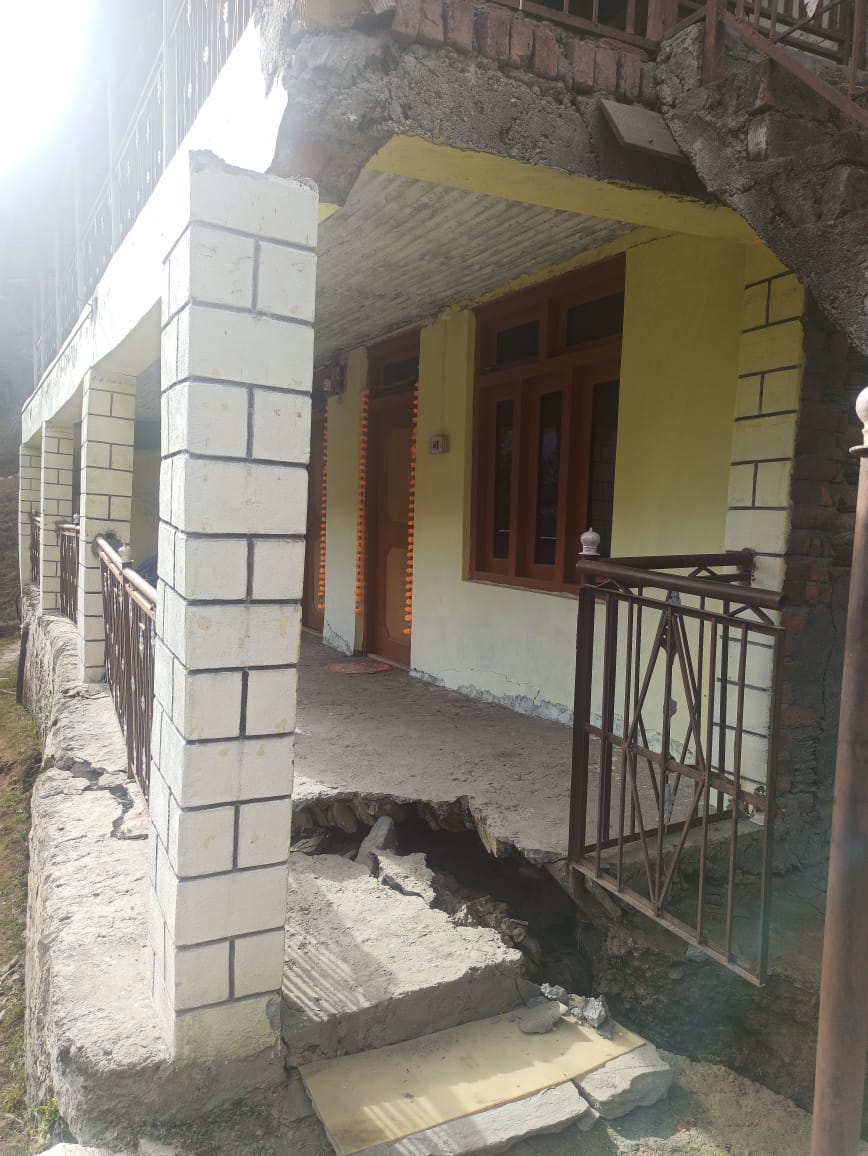 himalcollective's tweet photo. 180 MW Bajoli-Holi Hydropower project nudges a tribal community out of their #land in #HimachalPradesh ➡️The villagers have been protesting for over 15 years ➡️The project has heavily impacted the local #ecology, houses, fields, #health &amp; #Gaddi #tribe 

https://t.co/znLQSY4iT5 https://t.co/RCrKseiB17