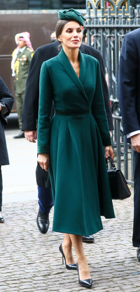 VogueSpain's tweet photo. El rojo no es el único 'total look' que borda doña Letizia. Con su último estilismo en verde repasamos las claves de su guardarropa https://t.co/H2Zht0tW1T https://t.co/i9LWzOpRvp