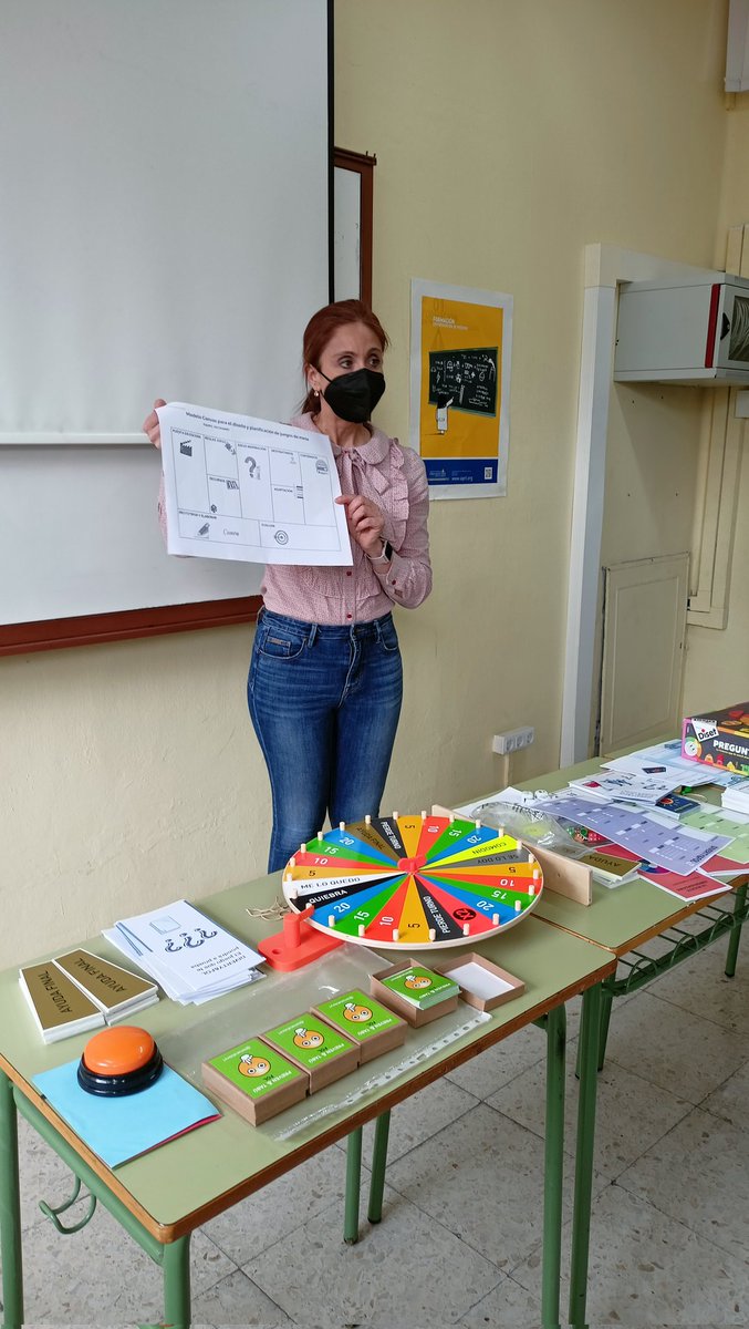 Ayer, en el <a href="/cifp_aviles/">CIFP de Avilés</a>, asistimos a otra clase magistral de <a href="/tamarafolera1/">tamarafolera</a> sobre #gamificación para los módulos de #FOL y #EIE. Un lujazo de presentación y un despliegue enorme de materiales y conocimientos 👏🏼👏🏼👏🏼. Tamara, eres muy, muy 🔝💯🌟🙌