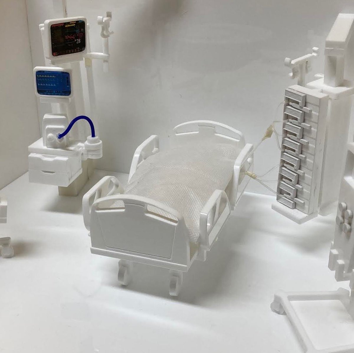 FablabBicetre's tweet photo. 💡PROJET SOIGNANT💡
Bravo aux équipes de Réa Med @Hopital_Bicetre ! 
👉🏼 Cette maquette de la chambre permet aux enfants de comprendre l’hospitalisation dans le service de réanimation et de se préparer à la visite de son parent hospitalisé
#fablabhospitalier #patient https://t.co/GeWLLu4PMf