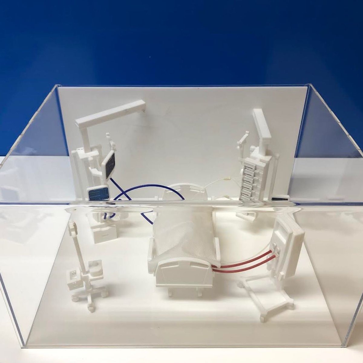 FablabBicetre's tweet photo. 💡PROJET SOIGNANT💡
Bravo aux équipes de Réa Med @Hopital_Bicetre ! 
👉🏼 Cette maquette de la chambre permet aux enfants de comprendre l’hospitalisation dans le service de réanimation et de se préparer à la visite de son parent hospitalisé
#fablabhospitalier #patient https://t.co/GeWLLu4PMf