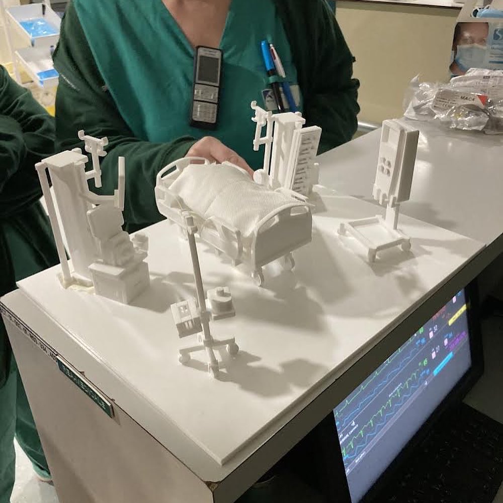 💡PROJET SOIGNANT💡
Bravo aux équipes de Réa Med <a href="/Hopital_Bicetre/">Hôpital Bicêtre AP-HP</a> ! 
👉🏼 Cette maquette de la chambre permet aux enfants de comprendre l’hospitalisation dans le service de réanimation et de se préparer à la visite de son parent hospitalisé
#fablabhospitalier #patient