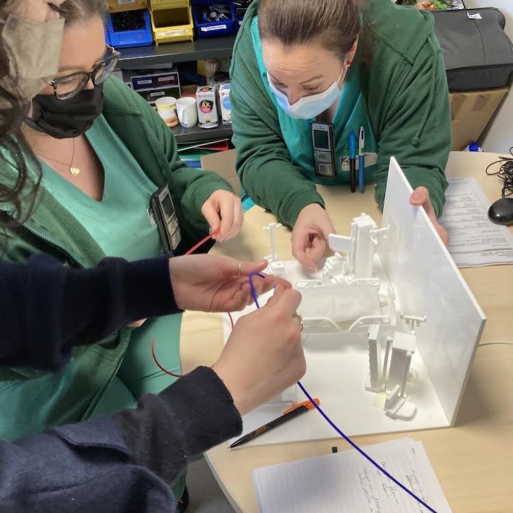 FablabBicetre's tweet photo. 💡PROJET SOIGNANT💡
Bravo aux équipes de Réa Med @Hopital_Bicetre ! 
👉🏼 Cette maquette de la chambre permet aux enfants de comprendre l’hospitalisation dans le service de réanimation et de se préparer à la visite de son parent hospitalisé
#fablabhospitalier #patient https://t.co/GeWLLu4PMf