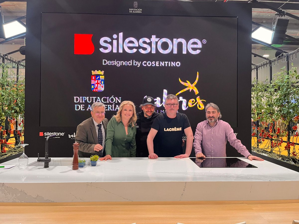 santi_alfonso's tweet photo. Gracias Andoni ⁦@Mugaritz⁩ y ⁦@Chefslab_⁩ Sergio Perez por vuestra visita al stand ⁦@saboresalmeria⁩ en ⁦@madridfusion⁩ https://t.co/qJY7MWn8nI