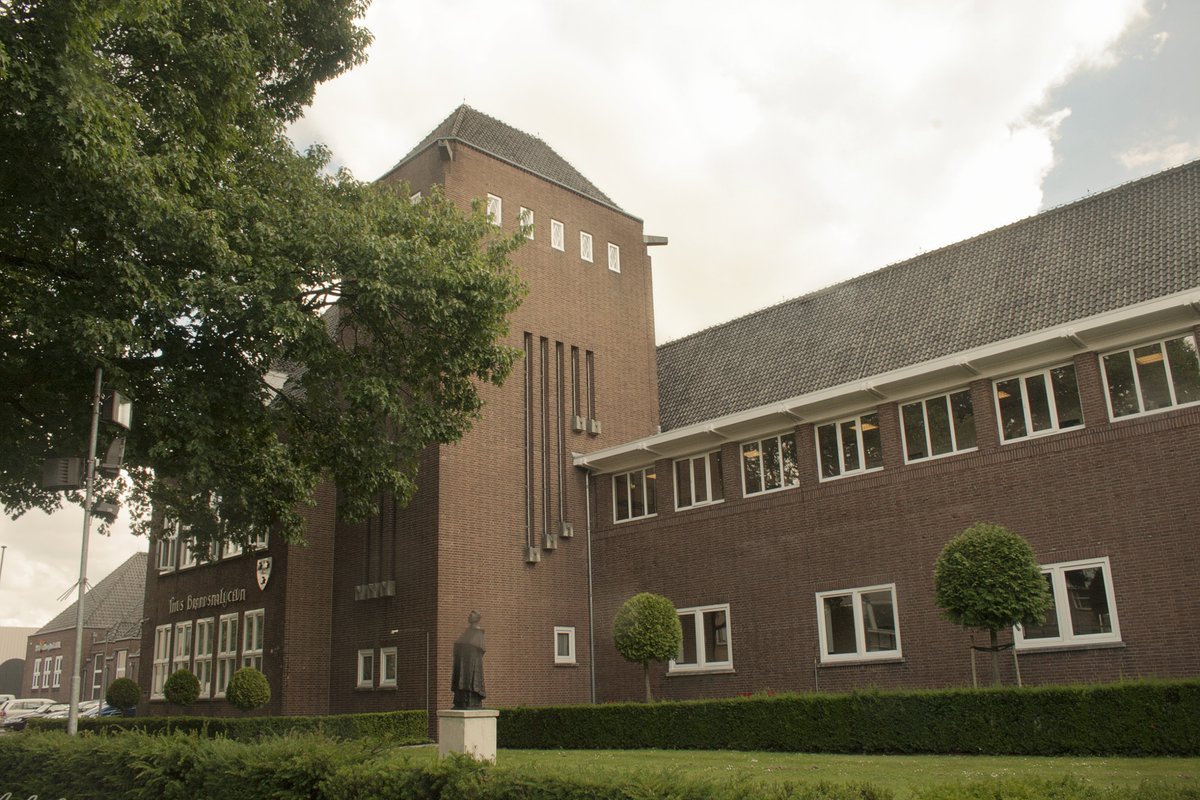 Het <a href="/tbl_oss/">TBL</a> bestaat bijna 100 jaar! Dat vieren we morgen met een avond over de geschiedenis van het <a href="/tbl_oss/">TBL</a>. Een indrukwekkend programma met bijzondere genodigden, film (<a href="/SchaffelsME/">Schaffels Media & Events</a>), interviews &amp; muziek. Meer informatie en aanmelden: hethooghuis.nl/avond-over-de-… <a href="/OV_TBL/">OVTBL</a> <a href="/stgcarmel/">Stg. Carmelcollege</a>