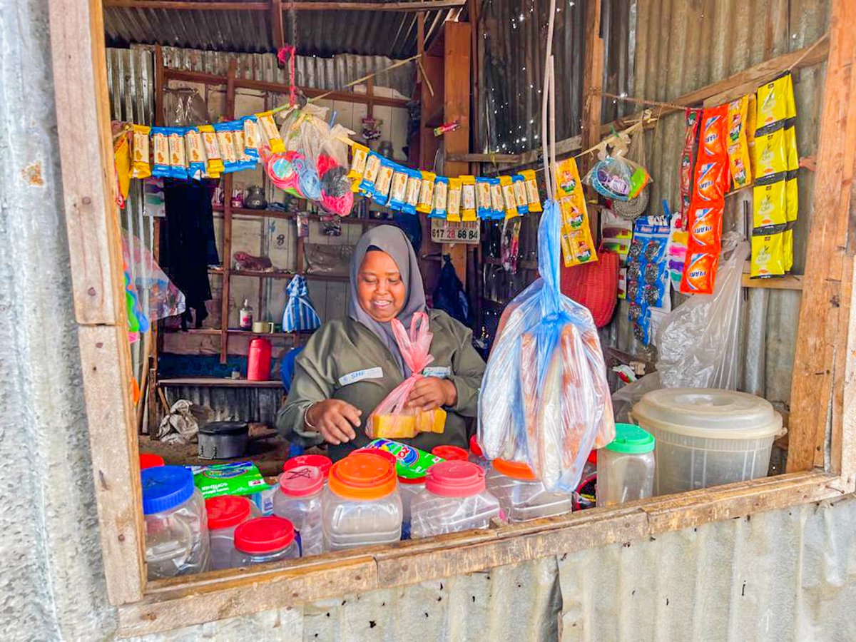 NoFYLSOM's tweet photo. There is everything for everyone in Habiba's shop. This little boy is here to buy sugar and a little treat 🍭for himself.

Support from @shf_somalia has helped Habiba &amp; other beneficiaries increase their household income to support their families.

📸Shaafi IDP site, #Mogadishu https://t.co/1xc3Kwfzw3