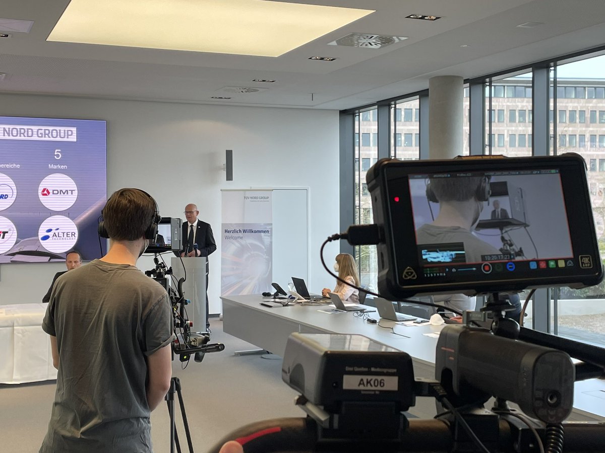 Wir brauchen neue Ideen für die #Energiewende", sagt TÜV NORD GROUP-CEO Dirk Stenamp hier auf unserer Jahrespressekonferenz. Er schlägt einen Nationalen #Energierat vor, der als unabhängiges Gremium pragmatisch und kenntnisreich sämtliche Energie-Maßnahmen ins Auge fassen kann.