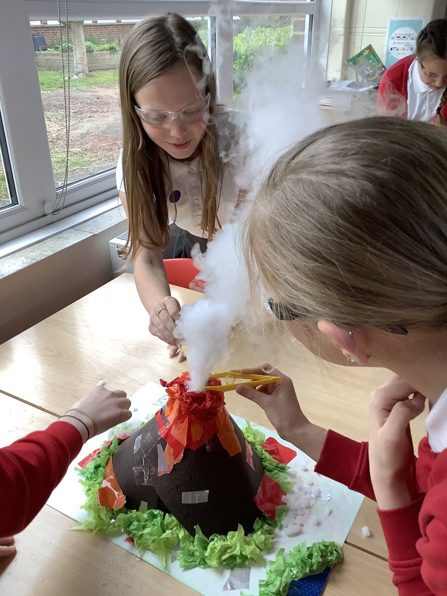 HullsEnterprise's tweet photo. This week @CavendishHull had two activities as part of #FutureHull #enterpriseskills programme with #FivePoundBlossom with @DickinsonRon and @labrascals #Big13EnterpriseSkills https://t.co/wXnxs0IePG