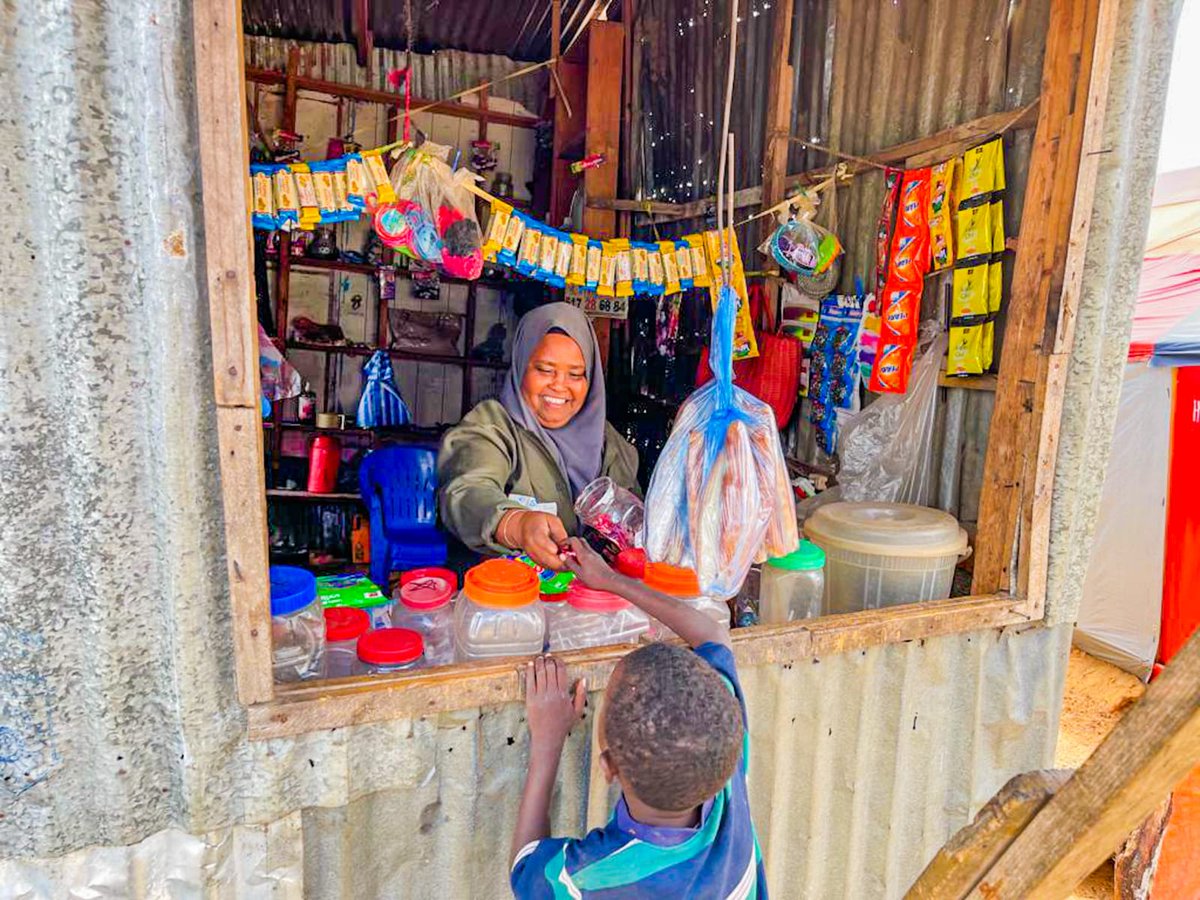 NoFYLSOM's tweet photo. There is everything for everyone in Habiba's shop. This little boy is here to buy sugar and a little treat 🍭for himself.

Support from @shf_somalia has helped Habiba &amp; other beneficiaries increase their household income to support their families.

📸Shaafi IDP site, #Mogadishu https://t.co/1xc3Kwfzw3
