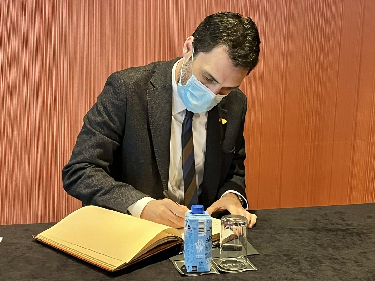 FEmLlobregat's tweet photo. El conseller d’Empresa i Treball de la @gencat, @rogertorrent, firmant el Llibre de Firmes del @FEmLlobregat
#FEmTorrent #FEmForum #FEmLlobregat https://t.co/GMnbrMXPE7