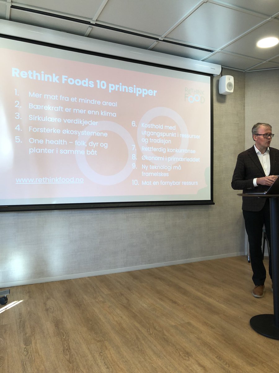 GisleSolstad's tweet photo. @Hedstein og @food_rethink setter #bærekraftig #matproduksjon på agendaen his @VKMmatogmiljo 10 prinsipper #areal #klima #verdikjeder #ressurser. Tankevekkende! https://t.co/yPAFoQPceO