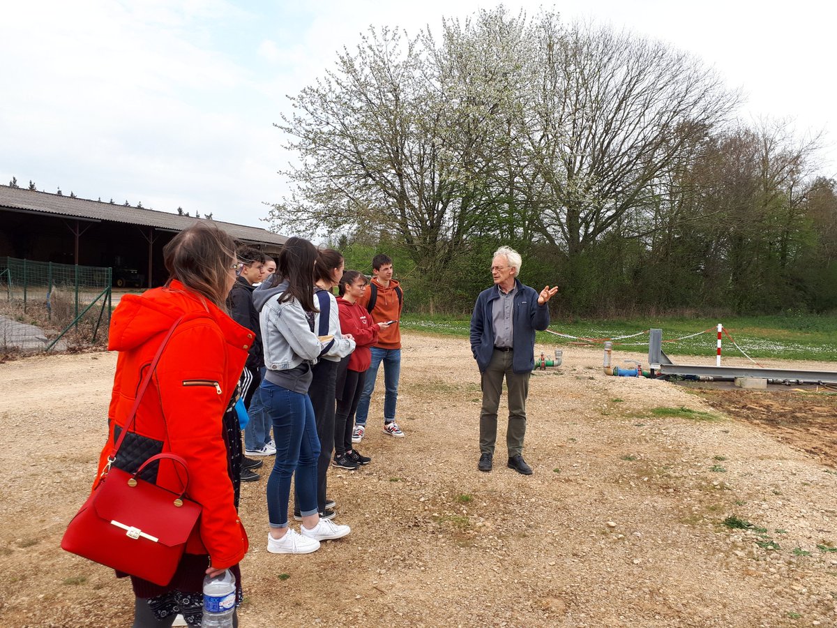 INRAE_Poitiers's tweet photo. Heureux d'accueillir à Lusignan @EcoleADN_N_A et les élèves du lycée St Joseph de Bressuire, venus rencontrer "en vrai" nos équipes qui travaillent sur les #prairies, suite à leur atelier "La diversité est dans le pré" soutenu par le FEDER @UEFrance @NvelleAquitaine https://t.co/N5FR9ld9Xr