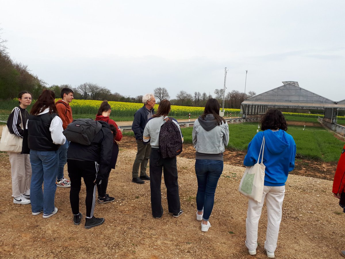 INRAE_Poitiers's tweet photo. Heureux d'accueillir à Lusignan @EcoleADN_N_A et les élèves du lycée St Joseph de Bressuire, venus rencontrer "en vrai" nos équipes qui travaillent sur les #prairies, suite à leur atelier "La diversité est dans le pré" soutenu par le FEDER @UEFrance @NvelleAquitaine https://t.co/N5FR9ld9Xr