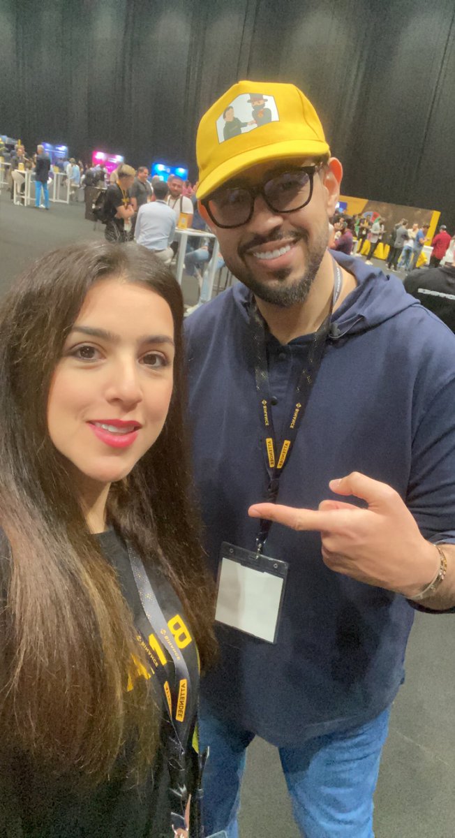 Hind_Aljasser's tweet photo. صوره وداعيه مع هالانسان الفنان 

خلال يوم تعلمت منه الكثير شكراً @Eljaboom 

#BinanceBlockchainWeek 
@binance

I hope to meet @cz_binance for the next time https://t.co/4ND89gxTof