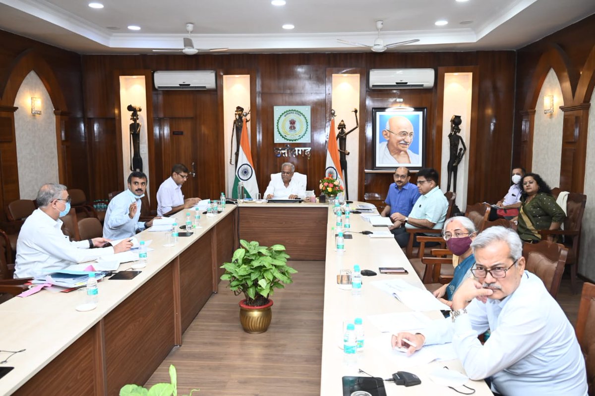 ChhattisgarhCMO's tweet photo. मुख्यमंत्री श्री @bhupeshbaghel के नेतृत्व में उनके निवास कार्यालय पर ऊर्जा विभाग की शुरू हुई समीक्षा बैठक।

बैठक में मुख्य सचिव श्री अमिताभ जैन, अपर मुख्य सचिव श्री सुब्रत साहू, ऊर्जा विभाग के सचिव श्री अंकित आनंद एवं अन्य अधिकारीगण हैं उपस्थित। https://t.co/25sl50cC5A