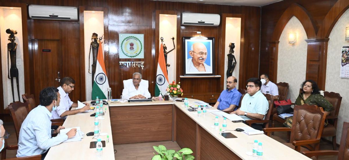 ChhattisgarhCMO's tweet photo. मुख्यमंत्री श्री @bhupeshbaghel के नेतृत्व में उनके निवास कार्यालय पर ऊर्जा विभाग की शुरू हुई समीक्षा बैठक।

बैठक में मुख्य सचिव श्री अमिताभ जैन, अपर मुख्य सचिव श्री सुब्रत साहू, ऊर्जा विभाग के सचिव श्री अंकित आनंद एवं अन्य अधिकारीगण हैं उपस्थित। https://t.co/25sl50cC5A