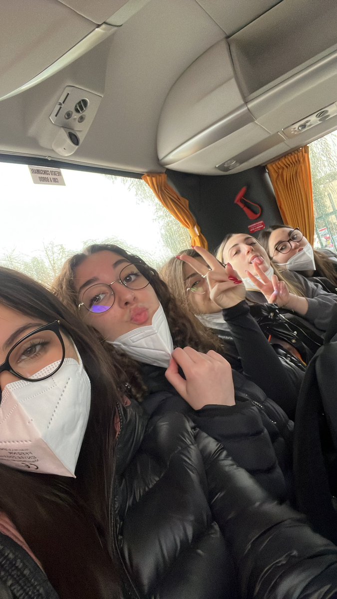 ariianniello's tweet photo. Oggi di nuovo volontariato #CSV #volontariato #pullman @manuelamannaa @ssararomano @Ludo___vica https://t.co/kmq1zZtgEL