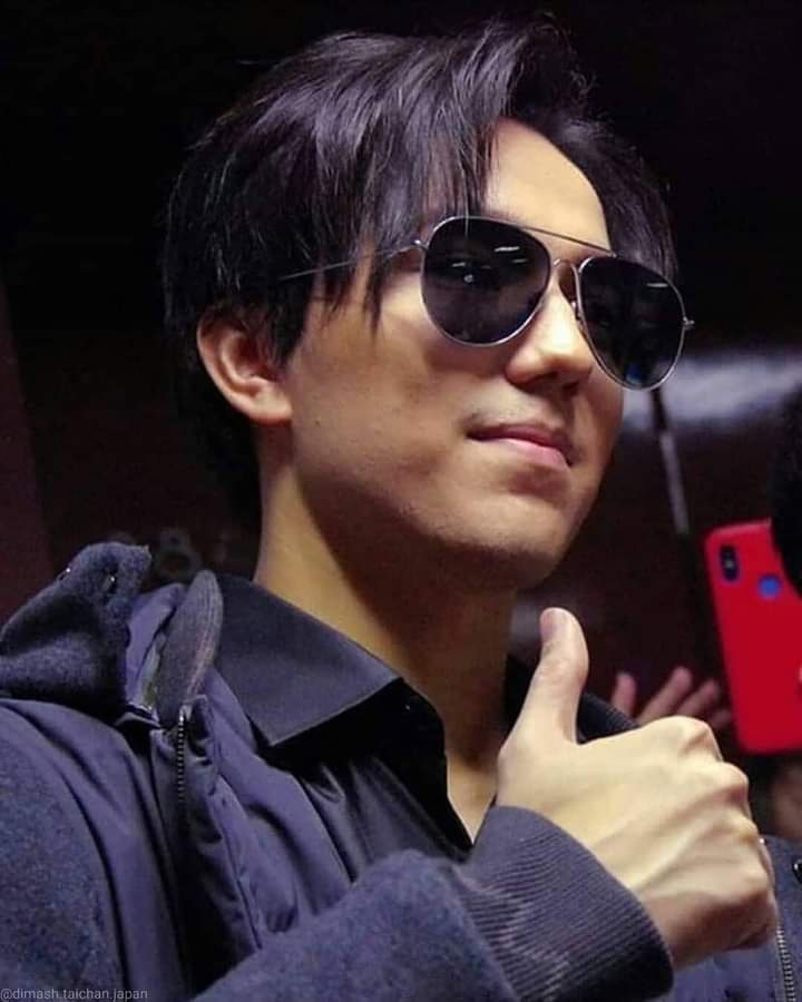 PerlizGirasol21's tweet photo. Su hermosa voz sus canciones que llegan al alma brilla con luz propia @dimash_official 
#FlyAwау #BeWithMe https://t.co/rQuRFLC6SJ