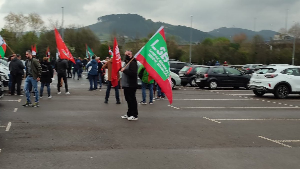LSB_USOEuskadi's tweet photo. 🚌🚌LSB-#USOEnLucha en #huelga de #transporte Avanza #Bizkaibus #Durangaldea por nuestro convenio colectivo con los mínimos de :
✅mantener puestos de trabajo fijos
✅continuar contrato relevo
✅IPC como índice de referencia
#BizkaibusBorrokan  #greba #garraio #HitzarmenaOrain https://t.co/lt5VINqXnv