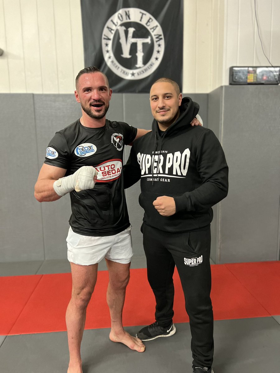 GhassenEfta's tweet photo. Last night at training with a legend of #K1 Hysni #Beqiri who was our guest for 2 days in our gym 🔥 #ValonTeam #kickboxing https://t.co/DsWRBUvotM