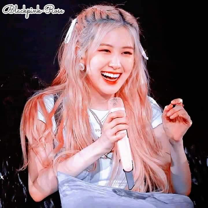 IU1651993's tweet photo. fansé sẽ luôn bên cạnh ủng hộ chị🥰🖤
WE LOVE YOU ROSÉ ❤🌹 https://t.co/Q7Qu1kIQ3s