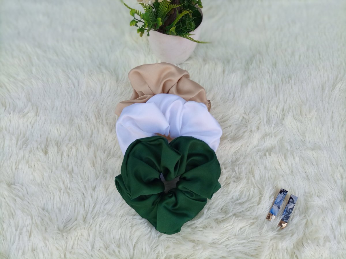 ChitenjeMw's tweet photo. Scrunchies and smiles! She perfectly styled this look with a green Scrunchie from  our 3 pack schrunchies.

Thank you Ms. Deanna for shopping with us. You can also order yours through this link https://t.co/d2VgVBuGAW. Nationwide shipping available! https://t.co/1ENscC0RcB