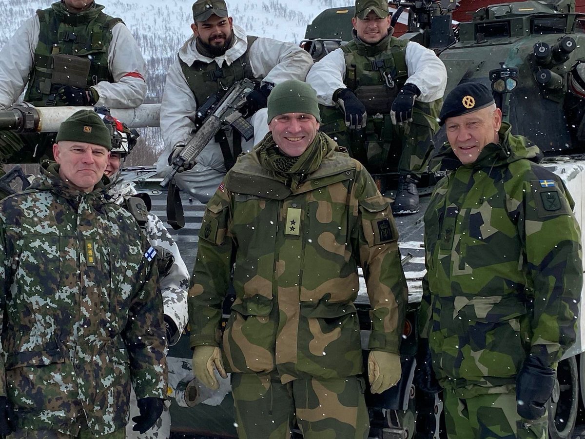 Army Commanders meet at #ColdResponse22 to talk about cooperation, interoperability and inspect troops. 
FI-SE-NO Starka Tillsammans! maavoimat.fi/komentajan-blo…