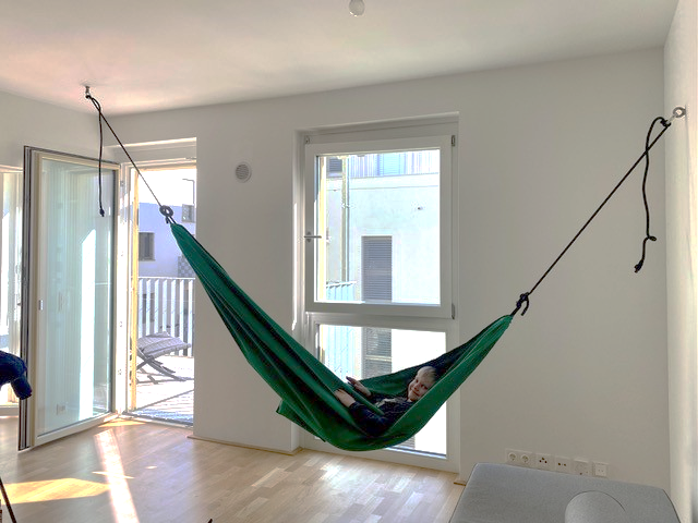 Vor kurzem wurde eine Familie aus Odessa in einer Wohnung des Wohnquartiers MGG22 untergebracht.

Zu sehen auf dem Foto - der kleine Bub der Familie S. in der Hängematte der Vermieterin.

Du willst auch helfen?➡️Mehr dazu in der Bio!
(c)Norbert Mayr
#ukraine #geflüchtet #wohnraum