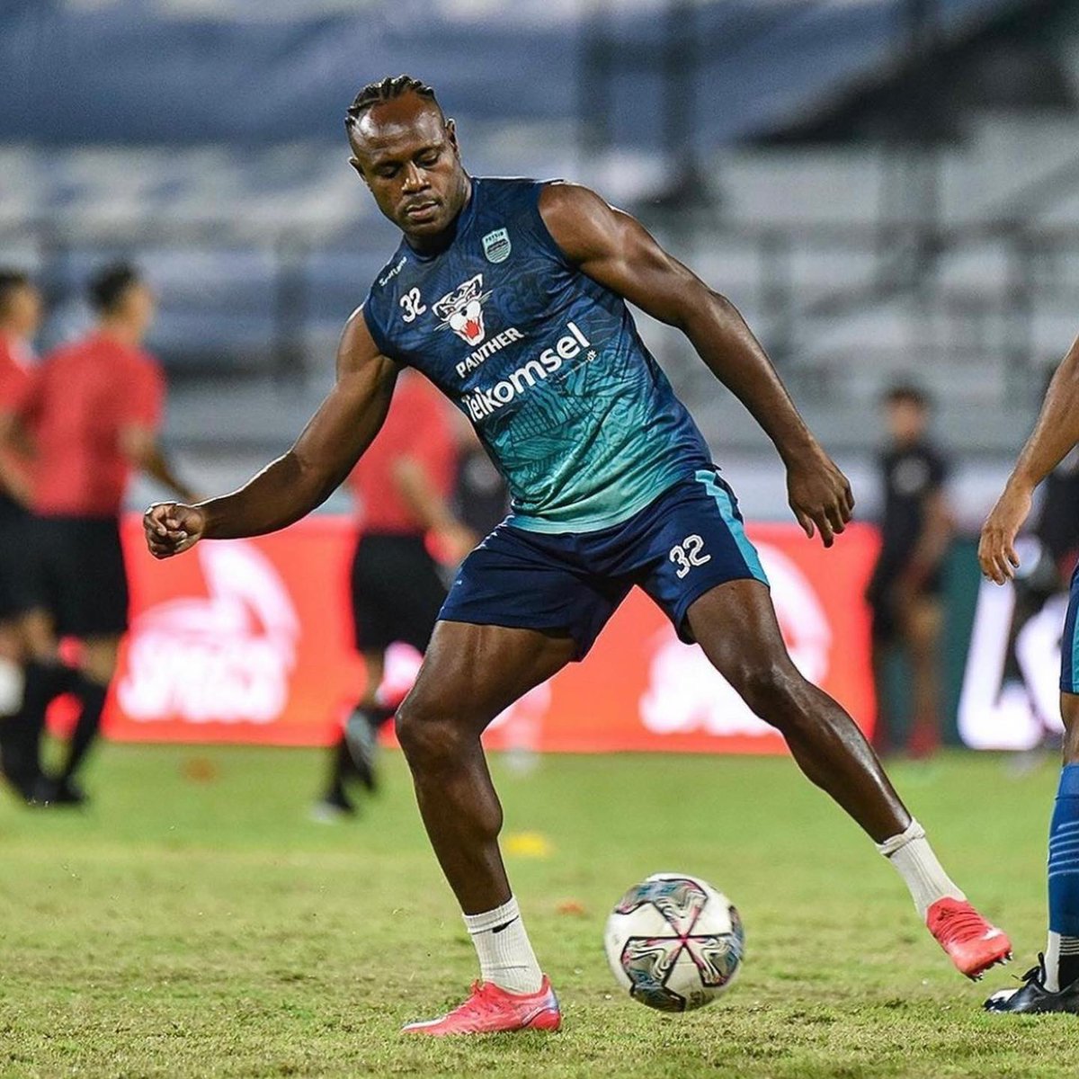 vicshaga's tweet photo. Lets finish stronger @persib💪🐯 https://t.co/yWfs2wcxZk
