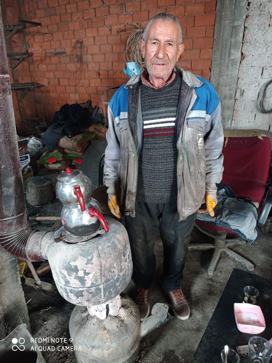 Akkışlamızda yıllardır demircilik işi ile uğraşan emektar esnaflarımızdan Adem abimizi ziyaret ettik. Kendi yaptığı yağ sobasında demlediği çayını içip sohbet ettik teşekkür eder çalışmalarında kolaylıklar dileriz. Rabbim hayırlı kazançlar nasip etsin.