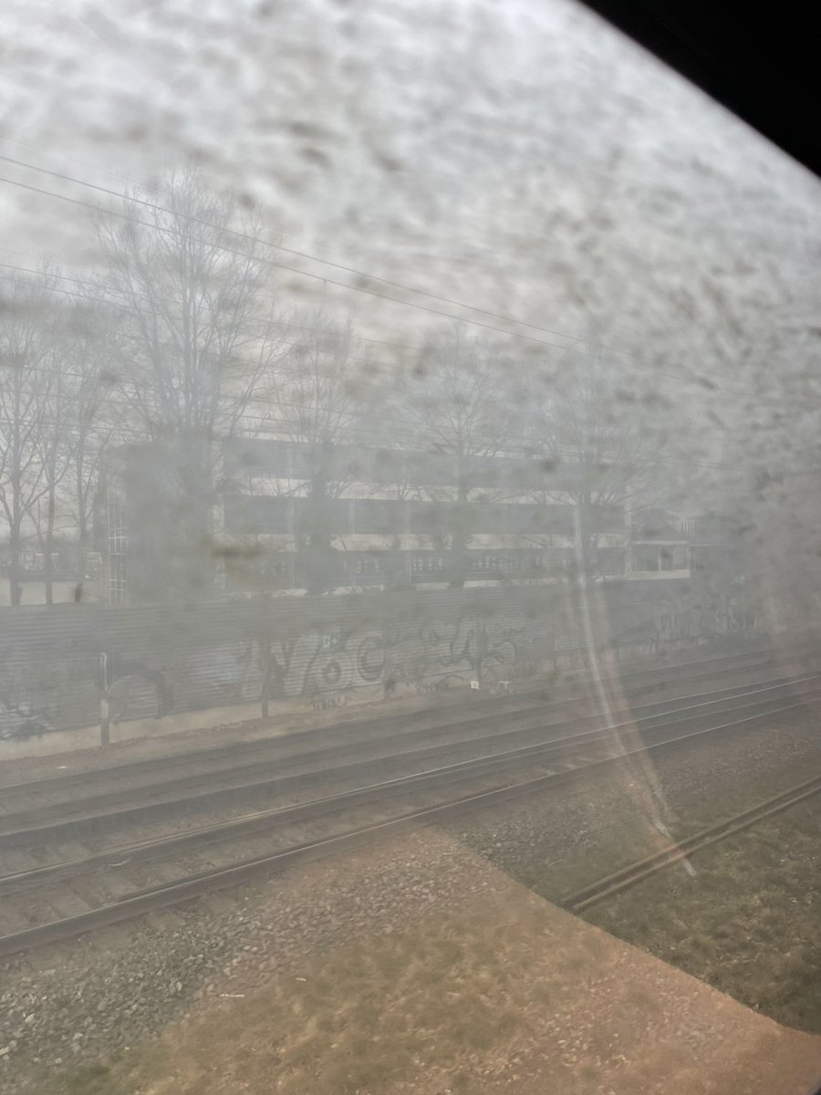 SmartinChange's tweet image. Ongelofelijk hoe smerig de trein naar Amsterdam@is, je kunt amper door het raam kijken. #NS #Schande