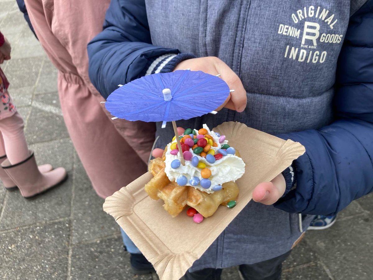 jil6J's tweet photo. Vandaag sluiten we ons project “Een Palet vol kunst!” af met een feestelijke traktatie voor de leerlingen. En straks de opening van onze tentoonstelling voor alle ouders. #welkom #wafelmeisje #kunstopschool https://t.co/l2Sf4D6FzA