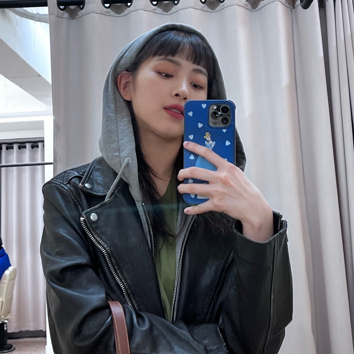 onlyforRyujin's tweet photo. ryujin with 
choppy bangs                me https://t.co/2y8FTQZjjc