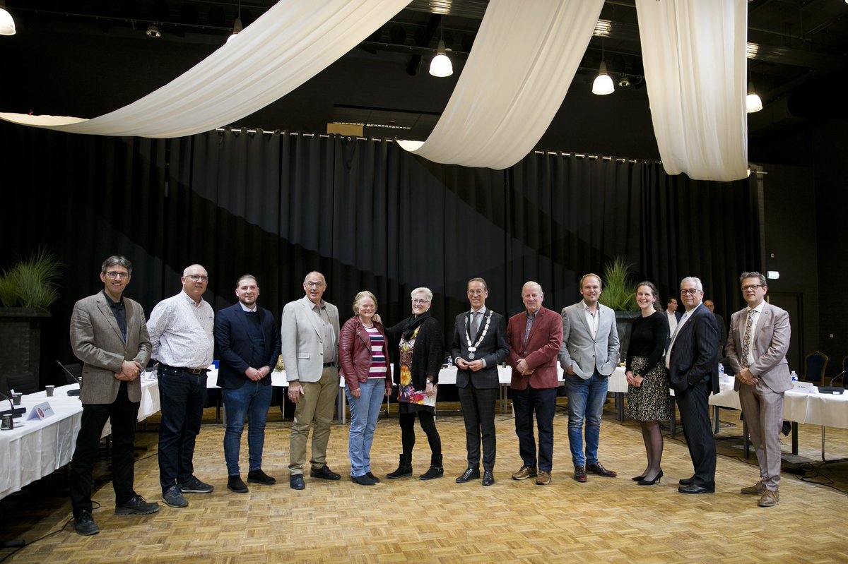 raad_sliedrecht's tweet photo. Gisterenavond stond voor de #gemeenteraad in het teken van afscheid nemen. Zes raadsleden en vijf burgerraadsleden verlaten de Sliedrechtse politiek. 🙋‍♂️👏 Lees meer op: https://t.co/Icd0VoTYbF https://t.co/TGwRx7Uehc
