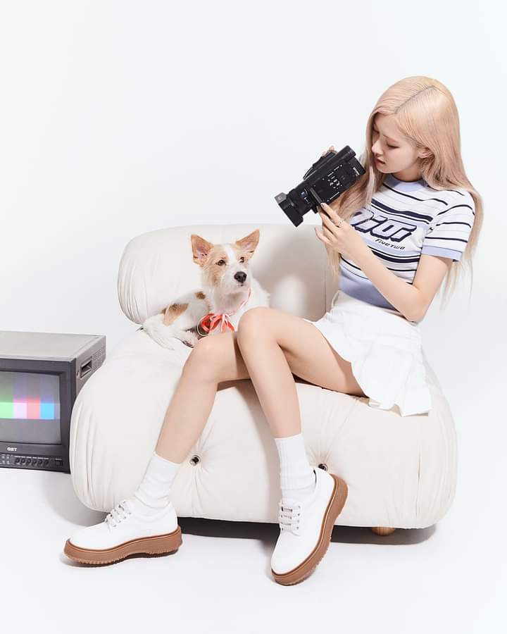 IU1651993's tweet photo. Yêu Chaeng nhìu 🥰🥺🌹
#WELOVEYOUROSÉ #로제 #ROSÉ https://t.co/5Y1xL6ekTo