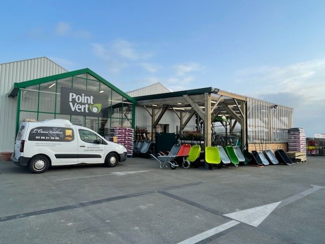 EuredenGroup's tweet photo. Après 18 mois de fermeture, suite à un incendie, le nouveau #PointVert de Corlay (22) est prêt à vous accueillir 🙂! Près de 800 m2 vous attendent avec une offre pro (bricolage, électricité.. .) et grand public (jardin, terroir, fleurs🌷...) https://t.co/noowIsn2IR