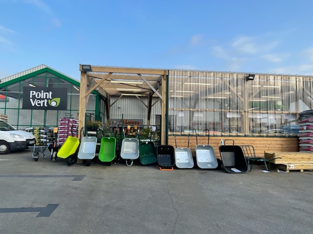 EuredenGroup's tweet photo. Après 18 mois de fermeture, suite à un incendie, le nouveau #PointVert de Corlay (22) est prêt à vous accueillir 🙂! Près de 800 m2 vous attendent avec une offre pro (bricolage, électricité.. .) et grand public (jardin, terroir, fleurs🌷...) https://t.co/noowIsn2IR