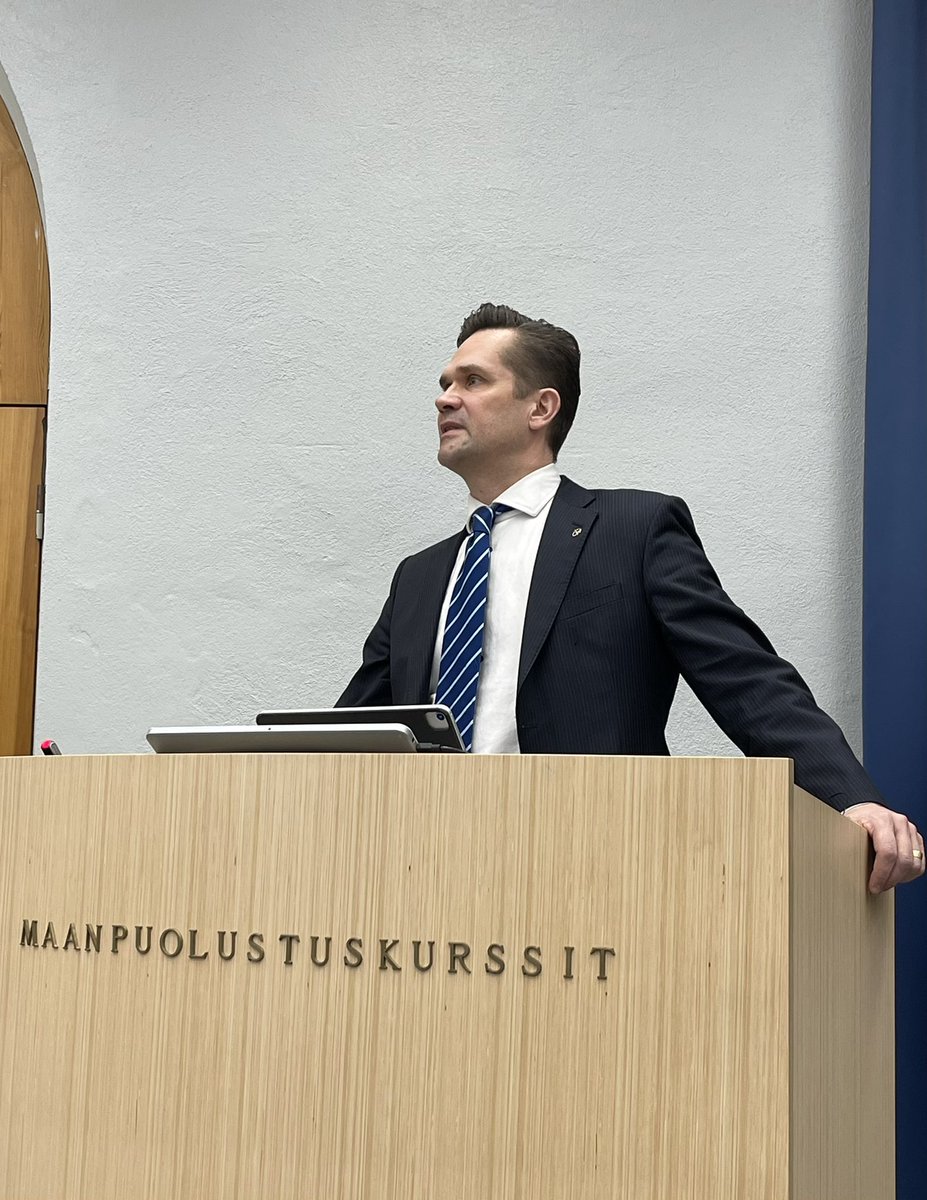 Loppuhuipennus Valtakunnallisella Maanpuolustuskurssilla. Paljon viisautta ja näkemystä. Kiitos <a href="/MikaAaltola/">Mika Aaltola</a>! #239mpk #mpk239 #PromptusVincit