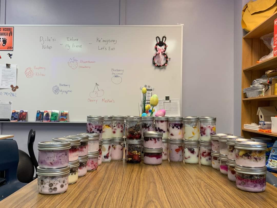 Ke’mijisinej -Let’s Eat! Mon our MK SSW &amp; SchoolsPlus collaborated to bring students together for a fun and healthy parfait workshop. Students combined a variety of yogurt, fruit, grains &amp; other toppings while learning some Mi’kmaq language.  @TCRCE_NS #comprehensiveschoolhealth