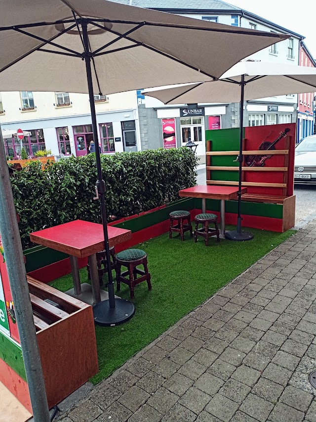 randompubbot's tweet image. The Shamrock Bar; Square Claremorris, Clare, Claremorris, Co. Galway, Ireland google.com/maps/place/?q=…