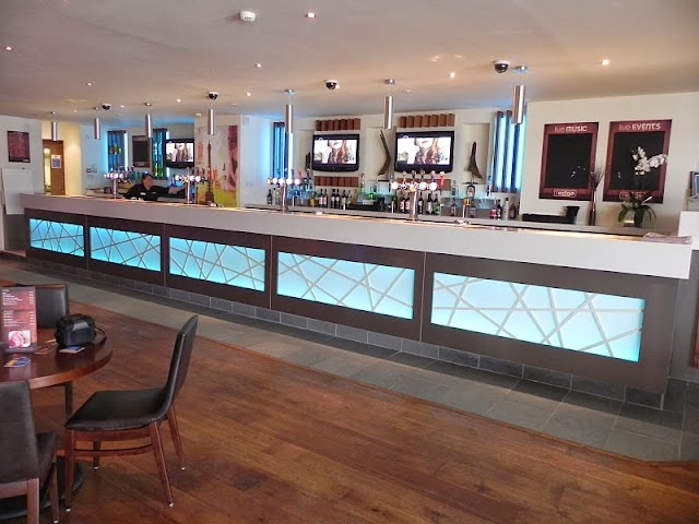 randompubbot's tweet image. The Edge Bar &amp;amp; Kitchen; 6-8 High Pavement, 1EA, Town Square, Basildon SS14 1BD, UK google.com/maps/place/?q=…