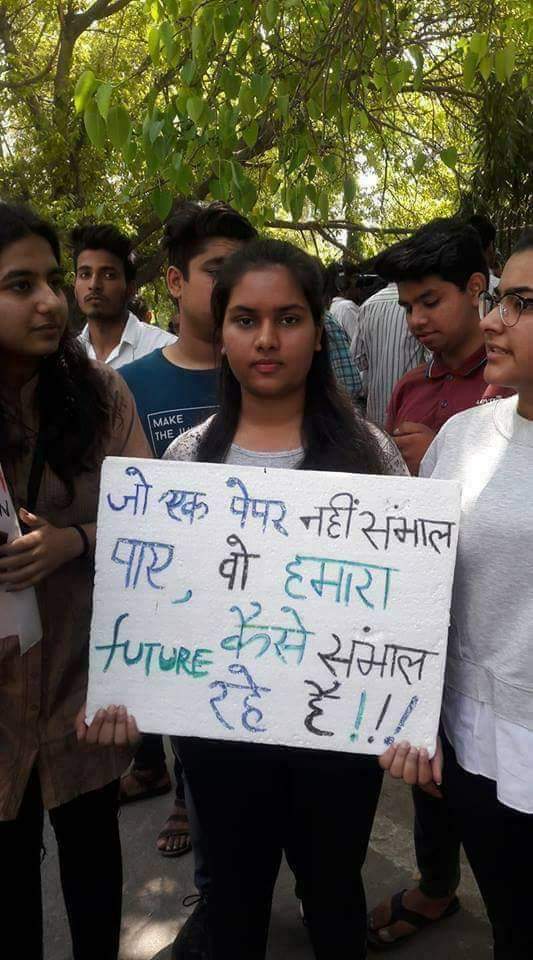 जो एक पेपर नही संभाल पा रहे है ओ बच्चो का क्या भविष्य संभाल पाएंगे