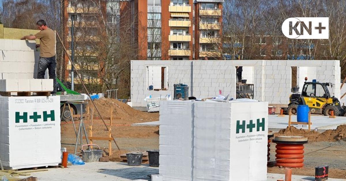 kn_online's tweet photo. Die Stadt #Kiel braucht dringend Wohnungen. Im Stadtteil #Suchsdorf wird gleich doppelt gebaut: Im Nienbrügger Weg entstehen bereits zehn Haushälften; für das Neubaugebiet #Rotenbek läuft der Planungsprozess auf Hochtouren. https://t.co/wxD1dGjlVR https://t.co/8UtAr6eZYx