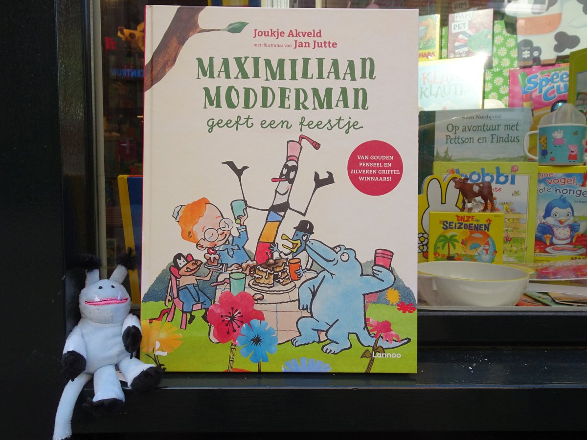 Vol trots kondigt het monstertje zijn opvolger aan: het Prentenboek van het Jaar 2023 wordt 'Maximiliaan Modderman geeft een feestje' van Joukje Akveld en Jan Jutte:
