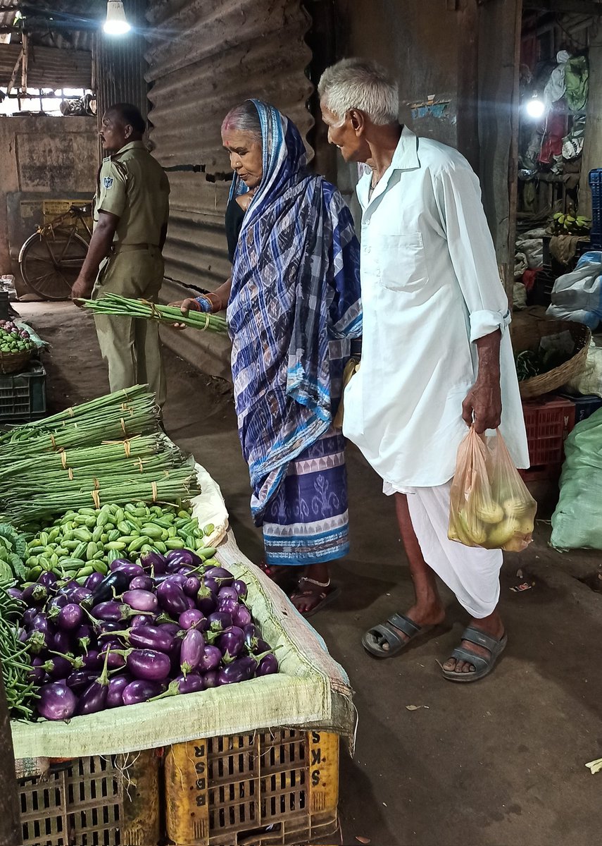The best scene in the vegetable market today... 😍❤️❤️

#couple
#Love