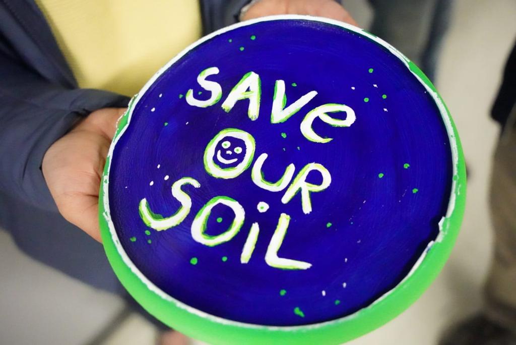 cpsavesoil's tweet photo. Knowing @SadhguruJV love of frisbees, volunteers gift Sadhguru a frisbee that he playfully throws to members of the audience.

#SaveSoilLjubljana #SaveSoil
Action now: https://t.co/z6MmqMf5nE
#ConsciousPlanet

@goranvisnjic
@VidValic https://t.co/ThhsfmjC24