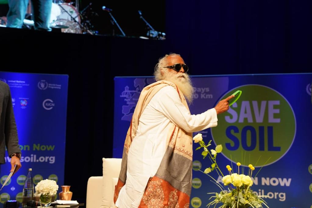 cpsavesoil's tweet photo. Knowing @SadhguruJV love of frisbees, volunteers gift Sadhguru a frisbee that he playfully throws to members of the audience.

#SaveSoilLjubljana #SaveSoil
Action now: https://t.co/z6MmqMf5nE
#ConsciousPlanet

@goranvisnjic
@VidValic https://t.co/ThhsfmjC24