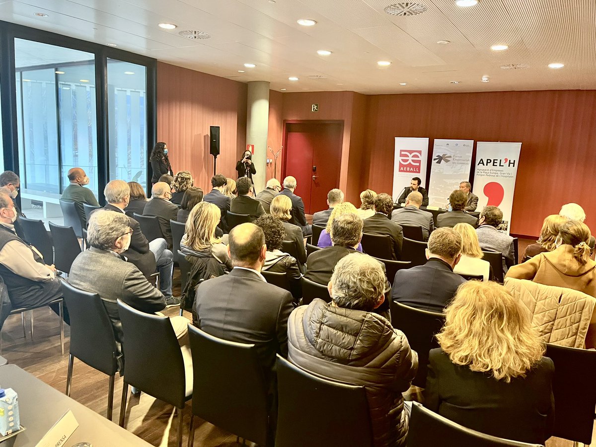 FEmLlobregat's tweet photo. Al @FEmLlobregat, @rogertorrent argumenta la necessitat d’una reindustrialització al territori
#FEmTorrent #FEmForum #FEmLlobregat https://t.co/Dtbnkrbkau