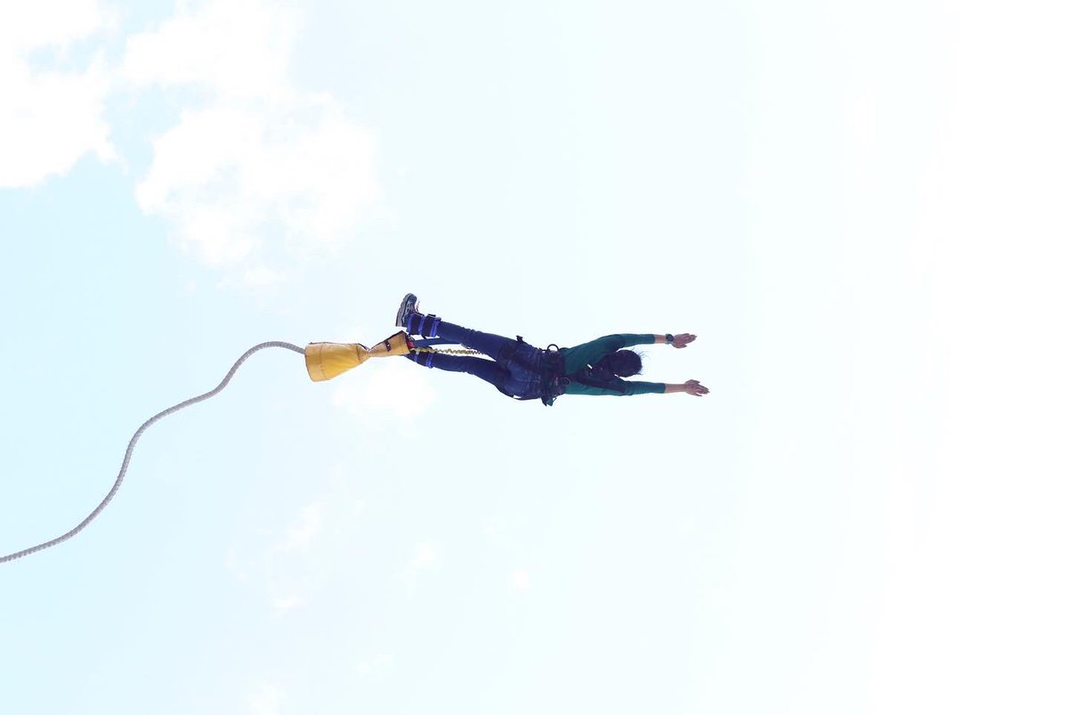 gsaloni92's tweet photo. Jump out of your comfort zone, will give you more strength to live better...🌉🌊✌🏻
#bungeejumping 
#aucklandbungy https://t.co/mJSNibVUo3