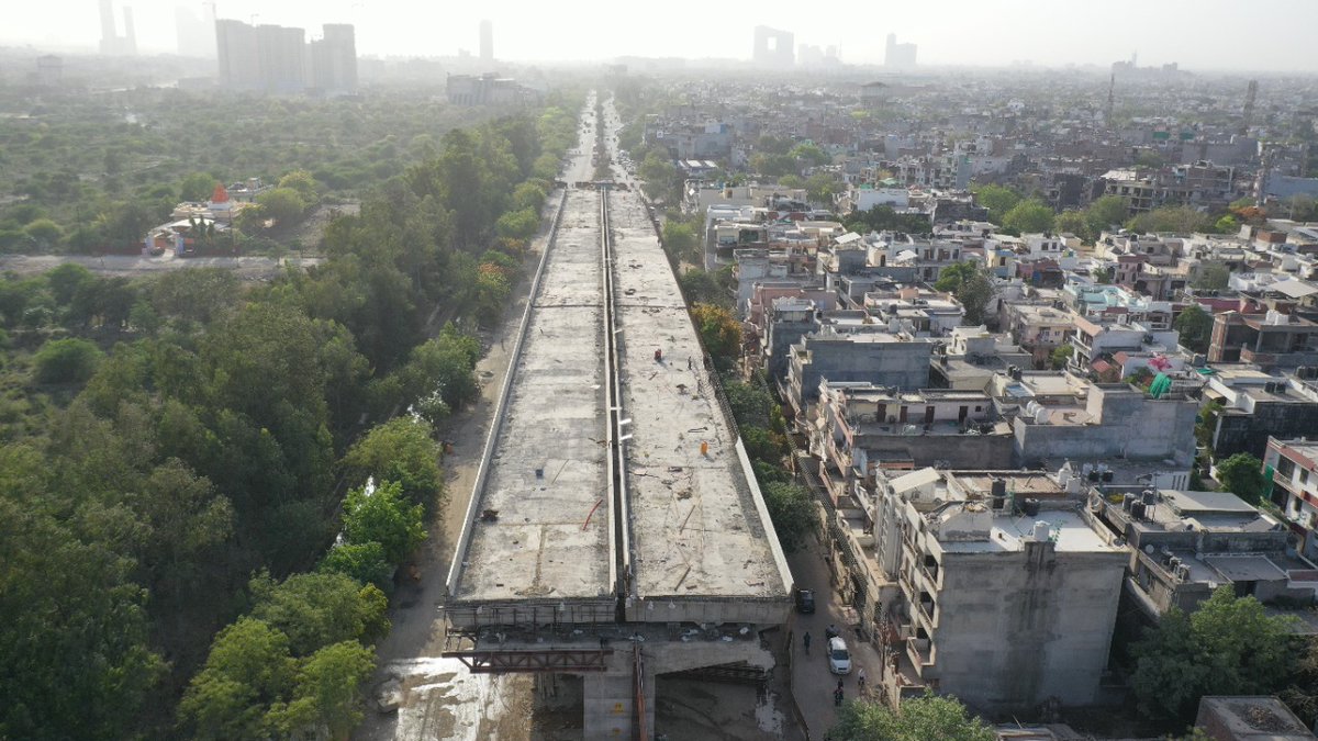CeoNoida's tweet photo. Deck slab casting work is completed in one portion and is in progress in another stretch between Aghapur petrol pump to NSE-Z. This six-lane elevated road project worth ₹468 crores is now 50% completed. 
#NoidaAtWork
@InfoDeptUP https://t.co/Shx6dN9ItI